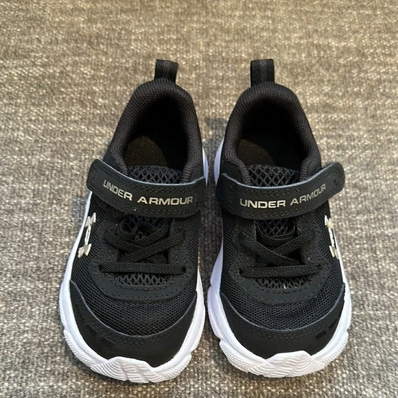 NWOT- Under Armour Black Kids Shoes. Size 6 toddler - Picture 7 of 9